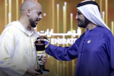 فوز  أحمد زينون رئيس جمعية (صوت القمر) في المغرب بجائزة صانع الأمل العربي بدبي