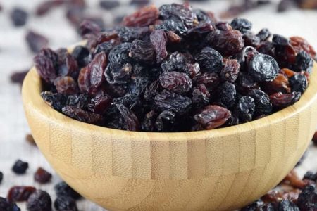 الفوائد الصحية المذهلة “للزبيب الاسود”..