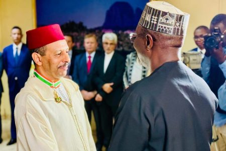 “رئيس النيجر” يوشح “سفير المملكة المغربية” بمناسبة انتهاء فترة عمله في البلاد..