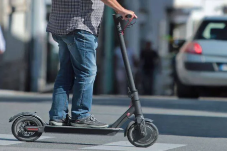 وزير النقل يدعو الى تقنين وسائل التنقل الفردية المزودة بمحرك، وعلى رأسها تروتينيت الكهربائية