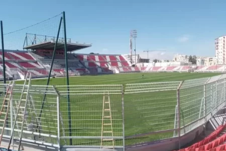 أزمة جماهيرية تهدد مباريات الكوديم بسبب السياج الحديدي… والإدارة بريئة!