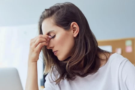 ما هو هرمون الكورتيزول؟ وكيف لعاداتنا الخاطئة أن ترفعه لدينا دون أن ننتبه؟