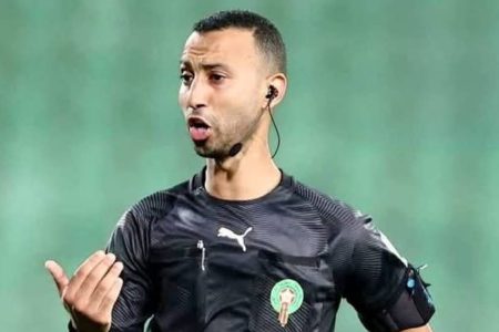 الرياضة :اللجنة المركزية للتحكيم تقرر توقيف حكام.. مبارة الجيش والرجاء