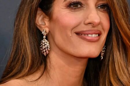 تقنيات تجميلية تمنحكِ شعرًا كثيفًا وجذابًا ولامعا على غرار “أمل كلوني”