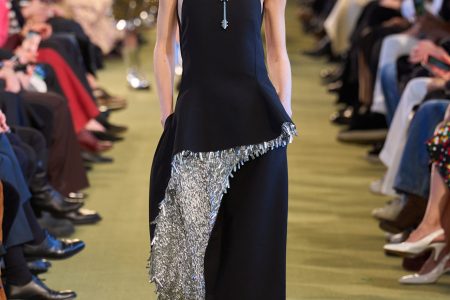 التصاميم البرّاقة تتصدّر منصات خريف وشتاء 2025..