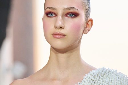 عطور نسائية تهمس بالطاقة الإيجابية والجمال الداخلي في “الشهر الوردي”..