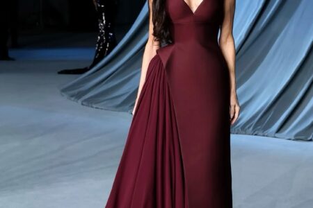 اللون “البرغندي” يتصدر فساتين السهرات في الأجواء الخريفية.. ارسمي أناقتك المثالية به..