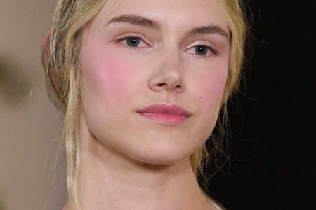 ألوان “بلاشر” جريئة طبّقيها دعماً لحملة سرطان الثدي..