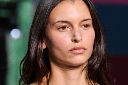 كيف ترطّبين بشرتك بالطريقة الصحيحة في الموسم البارد؟