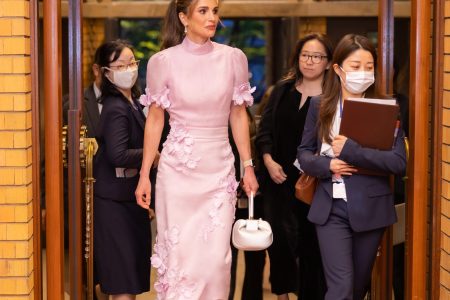 إطلالات وردية ملهمة من سيدات العائلات الملكية لنشر التوعية بشهر أكتوبر..