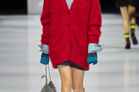 إطلالات شتوية جذابة مع لمسة جريئة ولافتة..تنسيقات للأحمر