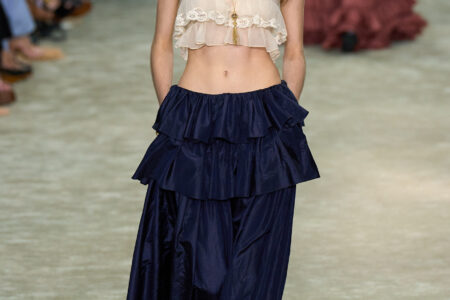 الساتان في الشتاء خيار مميّز لإطلالة أنثوية وجذابة..