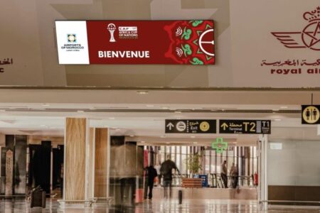 مطارات المملكة تتحول إلى منصات احتفال حقيقية : أقواس عملاقة، مجسمات ضخمة للكأس