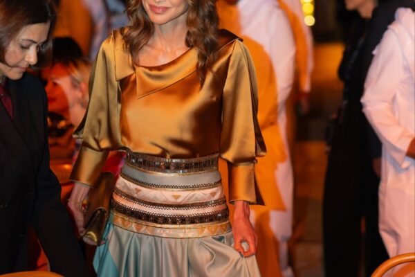 لمسة الحرير إضافة فخمة في أحدث إطلالات الملكة رانيا..