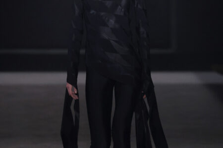 موضة البرمودا الأسود أناقة تضاهى دفء الشتاء..