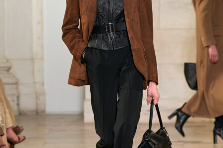 “المخمل” قماش عام 2025 الذي أعاد تعريف مفهوم الاناقة..