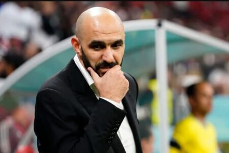 الركراكي والاسود يقدرون حجم المسؤولية الملقاة على عاتقهم اليوم . قصة تضامن كبير مع الناخب الوطني عبر المنصات