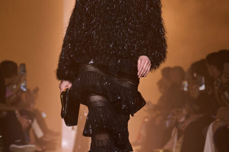 “التنورة” محور الأناقة والفخامة في موسم شتاء 2026..