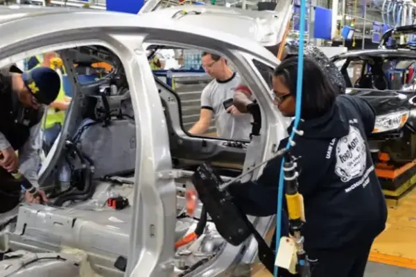 إقتصاد:مكتب الصرف يؤكد على ارتفاع صادرات قطاع السيارات والطيران وانخفاض صادرات قطاعات “الفوسفاط ومشتقاته”