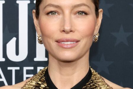 لمسات المكياج المشرق تزيّن إطلالات النجمات في حفل جوائز Annual Critics Choice..