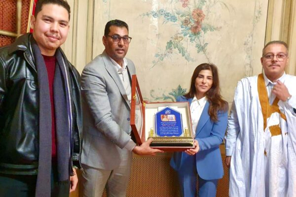 السفيرة سميرة سيطايل تستقبل فريق “العيون الآن” بقلب سفارة المملكة المغربية بباريس…تكريم مستحق لمسار دبلوماسي وطني مشرف
