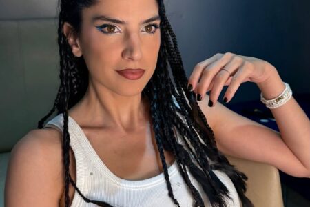 كارمن بصيبص بإطلالة فرعونية في كواليس فيلم “إن غاب القط”..